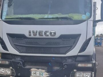 Iveco Trakker (T-380) 2016 (ከባድና ረዥምየጭነት ተሸከርካሪ ከተሳቢ ጋር ያለ 12.9 ሊትር ያልተከፈለ የባንክ እዳ አለበት) is a truck for use in construction and off-road. Externally Long Vehicles