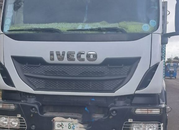 Iveco Trakker (T-380) 2016 (ከባድና ረዥምየጭነት ተሸከርካሪ ከተሳቢ ጋር ያለ 12.9 ሊትር ያልተከፈለ የባንክ እዳ አለበት) is a truck for use in construction and off-road. Externally Long Vehicles