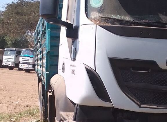 IVECO Trakker Tipper Truck (420) 2015 is a truck for use in construction and off-road. Externally Long Vehicles