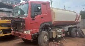 SINOTRUCK Tanker Truck HOWO 20000 L 6X4 Water Tank 2012