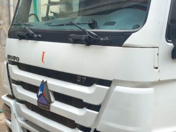 SINOTRUK HOWO Lorry Truck 371hp 2016 Is Heavy Duty Truck bank debt