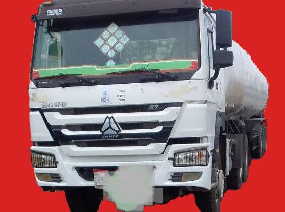 Sinotruk HOWO Fuel Tank 371HP (2017) 49m3 Capacity Fuel Tank Truck